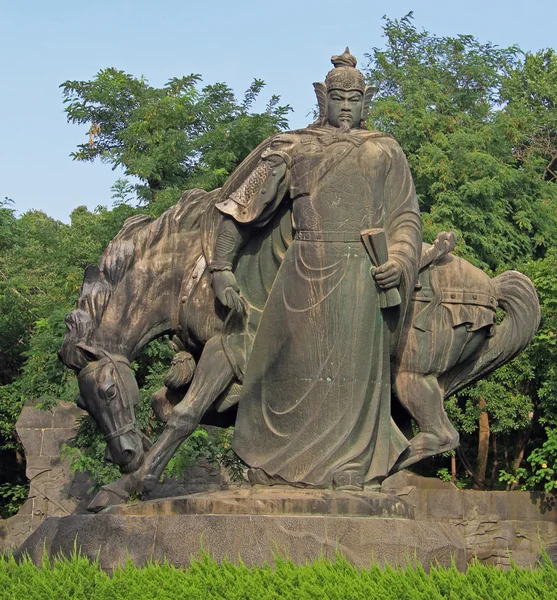 Standbeeld van chinese krijger met paard — Stockfoto