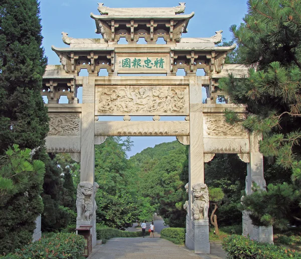 Porte traditionnelle chinoise dans le parc de Wuhan — Photo