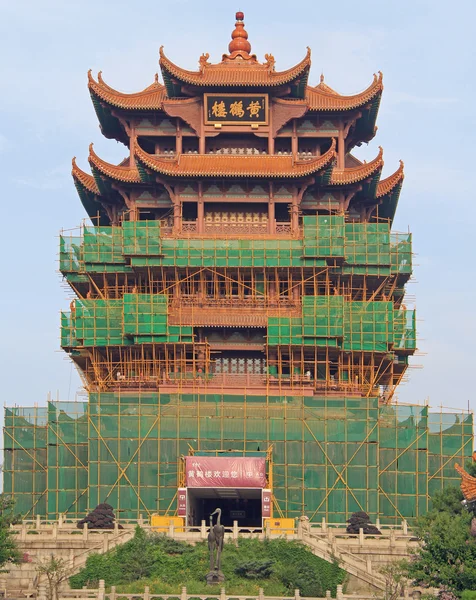 Torre de guindaste amarelo em wuhan — Fotografia de Stock