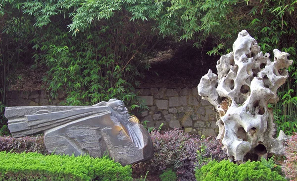 Pedra interessante no parque da cidade de Wuhan — Fotografia de Stock