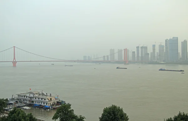Yangtze river and pendant bridge in Wuhan — Stock Photo, Image