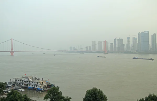 Yangtse Fluss und Hängebrücke in Wuhan — Stockfoto