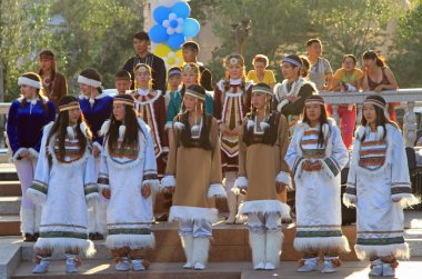 Kızlar küçük halklar festivalde performans