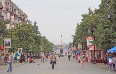 insanlar yayalara Chelyabinsk, Rusya tarafından yürüyor