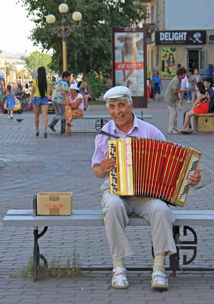 Hombre está jugando bayan al aire libre en Ulan Ude, Rusia — Foto de Stock