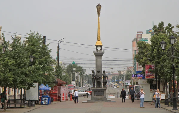 人々 は、チェリャビンスク、ロシアの歩行者通りで歩いています。 — ストック写真