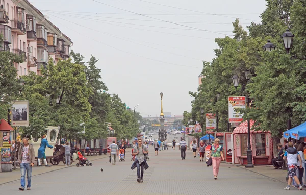 People are walking by pedestrian street in Chelyabinsk, Russia — Stock Photo, Image