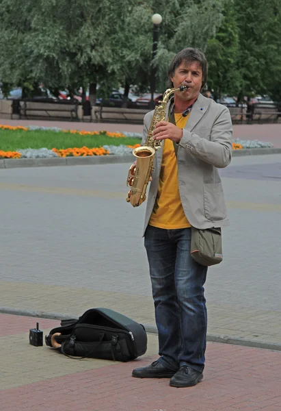 Gatumusikant spelar saxofon utomhus i Chelyabinsk, Ryssland — Stockfoto