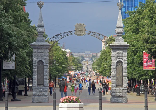 As pessoas estão andando pela rua pedonal em Chelyabinsk, Rússia — Fotografia de Stock