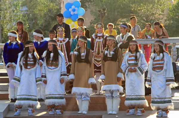 Девушки выступают на фестивале малых народов Лицензионные Стоковые Фото