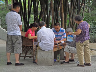 Çinli insanlar Chengdu parkta kart oynuyor
