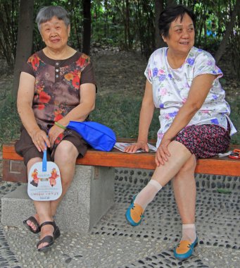iki kadın Chengdu, Çin parkta dinleniyor
