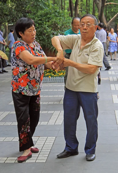 La gente está bailando en el parque de Chengdu — Foto de Stock
