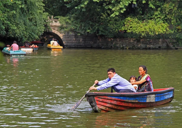 Familia se plimbă cu barca pe lacul din Parcul Chengdu — Fotografie, imagine de stoc