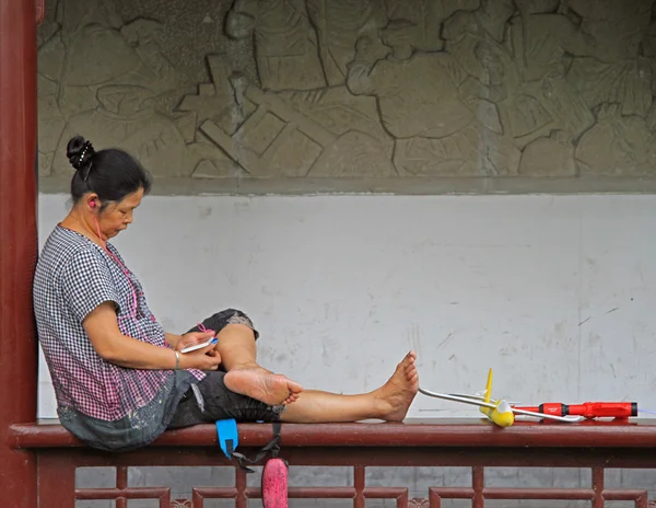 Woman is resting in park of Chengdu city — Stock Photo, Image