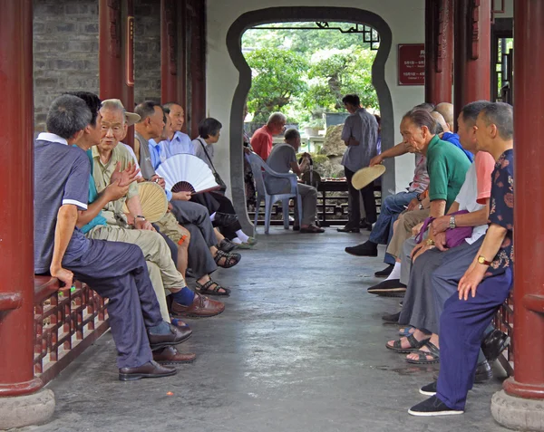Chineses estão sentados no pavilhão, parque de Chengdu — Fotografia de Stock