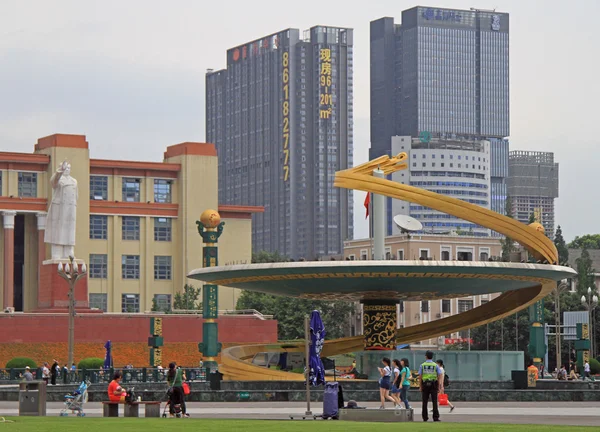 La gente está caminando por la plaza en Chengdu, China —  Fotos de Stock