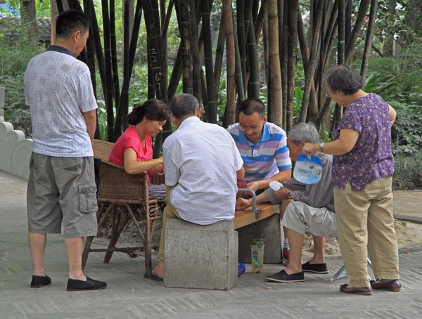 Čínští lidé hrají karty v parku Čcheng-du — Stock fotografie