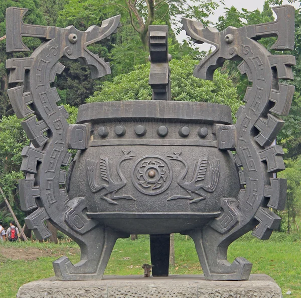 Composição escultura de 3 dragões segurando cobre grande — Fotografia de Stock