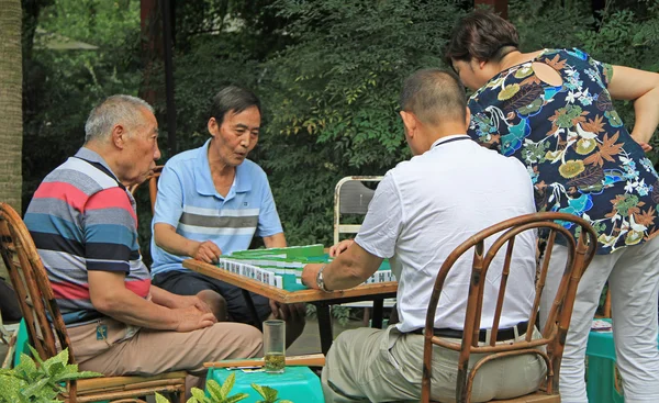 Çinli insanlar Chengdu parkta Domino açık oynuyor — Stok fotoğraf