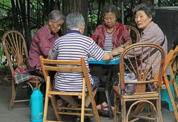 Kínai ember játszik Domino kültéri parkjában Chengdu — Stock Fotó