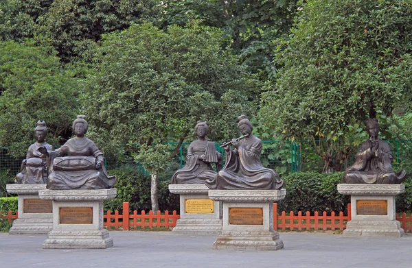 Poucas esculturas de mulheres no parque, Chengdu — Fotografia de Stock