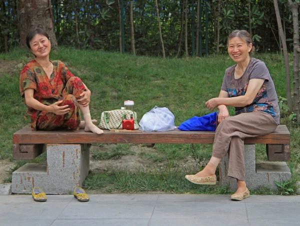 Iki kadın Chengdu, Çin parkta dinleniyor — Stok fotoğraf