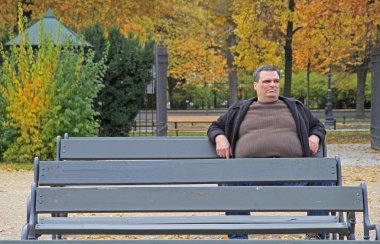 şişman adam Varşova park bir bankta oturuyor