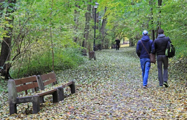 La gente cammina nel parco di Varsavia, Polonia — Foto Stock