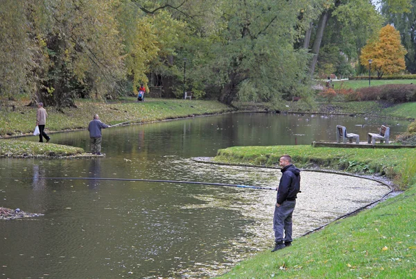 Uomo pesca nello stagno della città di Varsavia — Foto Stock