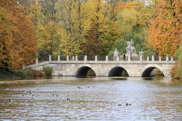 Ponte a Varsavia Royal Baths Park — Foto Stock