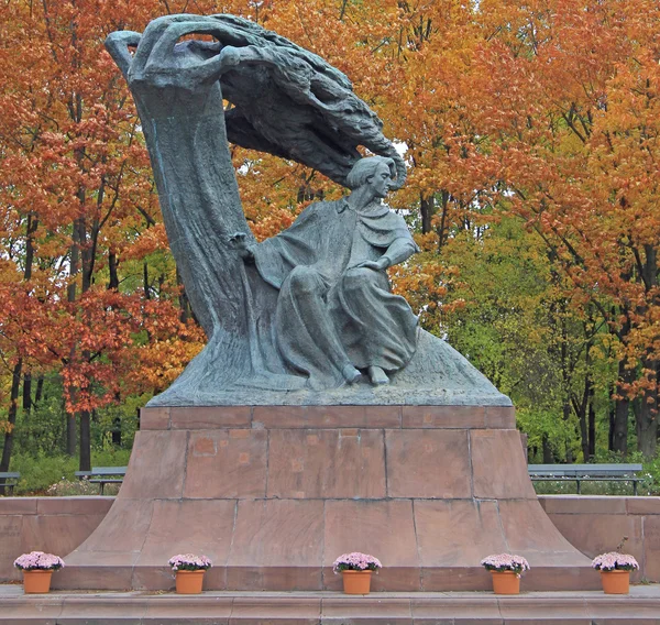 Frederic Chopin pomník v parku Lazienki. Varšava. Polsko — Stock fotografie