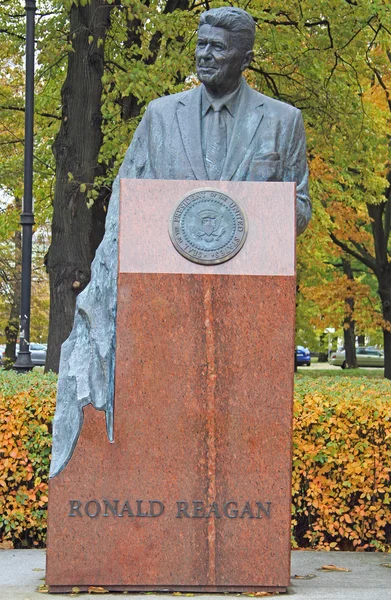 Ronald Reagan pomnik rzeźbiarza Władysława Dudek w pobliżu ambasady Usa w Warszawie — Zdjęcie stockowe