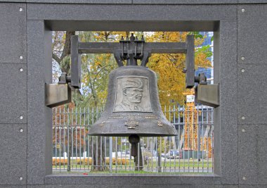 Anıt duvar Varşova Ayaklanması Müzesi'nde bell ile