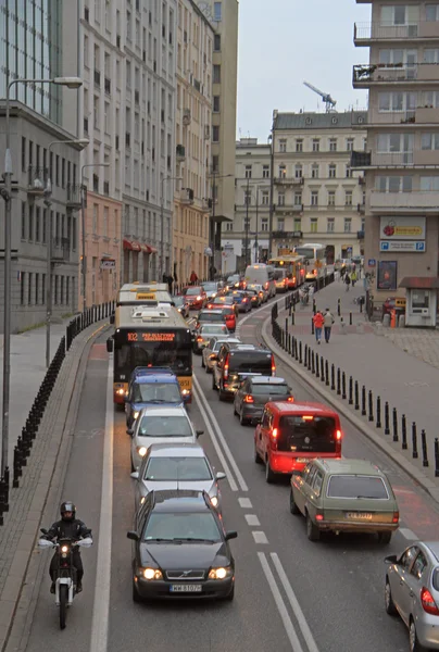 Människor ridning i bilar på vägen i Warszawa, Poland — Stockfoto