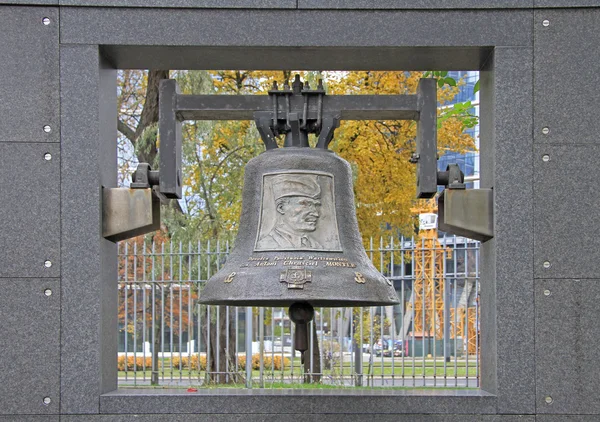 Anıt duvar Varşova Ayaklanması Müzesi'nde bell ile