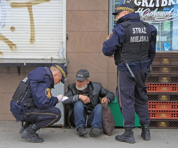 Agentes de policía están revisando a un hombre extraño —  Fotos de Stock