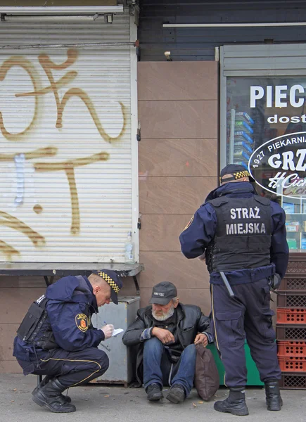 Agentes de policía están revisando a un hombre extraño — Foto de Stock