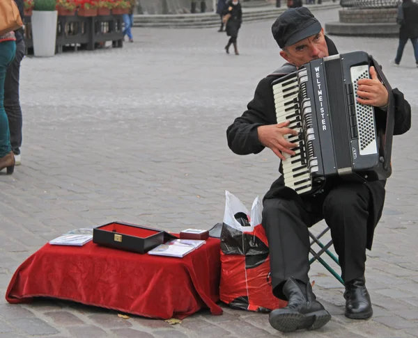 Hombre están tocando el acordeón en la plaza cerca del Castillo Real de Varsovia —  Fotos de Stock