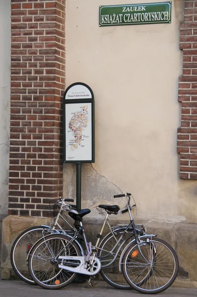 Duas bicicletas inclinadas para a parede do edifício — Fotografia de Stock