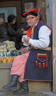Ulusal kıyafetler adam Krakow, Polonya açık oturuyor