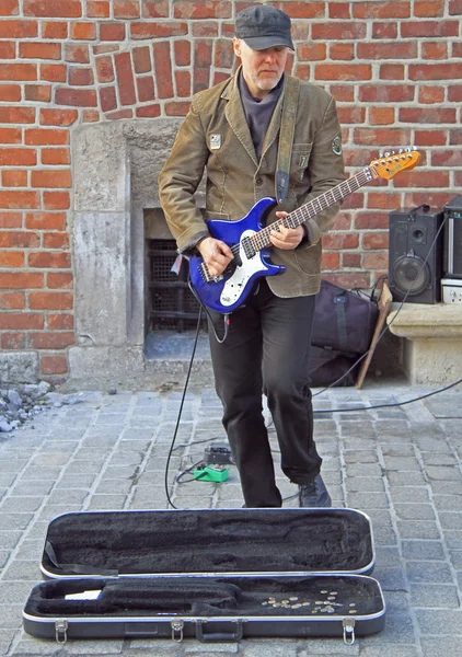 Street musician is playing guitar outdoor in Krakow, Poland — Stock Photo, Image