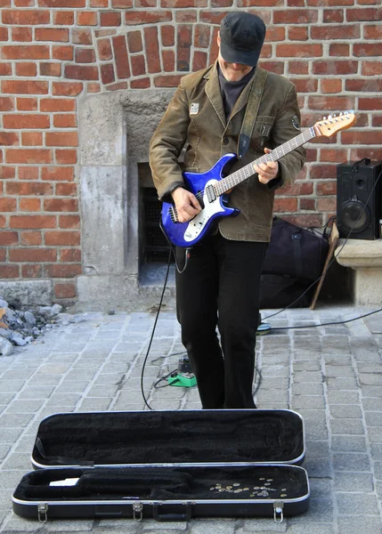 Street musician is playing guitar outdoor in Krakow, Poland — Stock Photo, Image