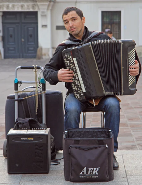 Man is playing accordion outdoor in Krakow, Poland — Stock Photo, Image