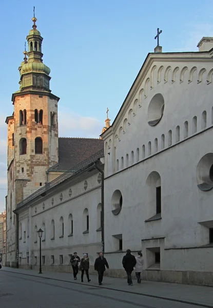 Mensen lopen bijna St. Andrew Church in Krakau, Polen — Stockfoto