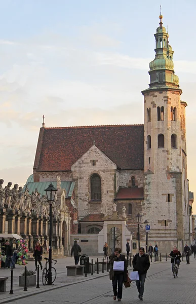 Menschen gehen in Krakau, Polen, fast in die Kirche St. Andrä — Stockfoto