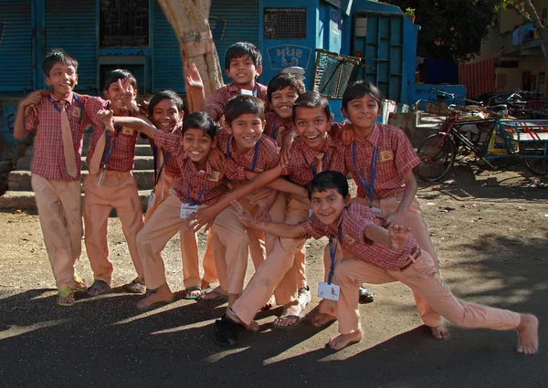 Crianças da escola vestidas de uniforme voltam para casa depois das aulas em Ahmedabad, Índia — Fotografia de Stock
