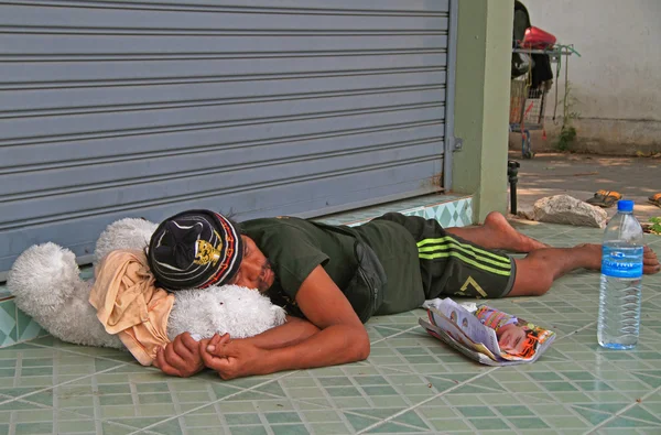 Hombre sin hogar está durmiendo al aire libre —  Fotos de Stock