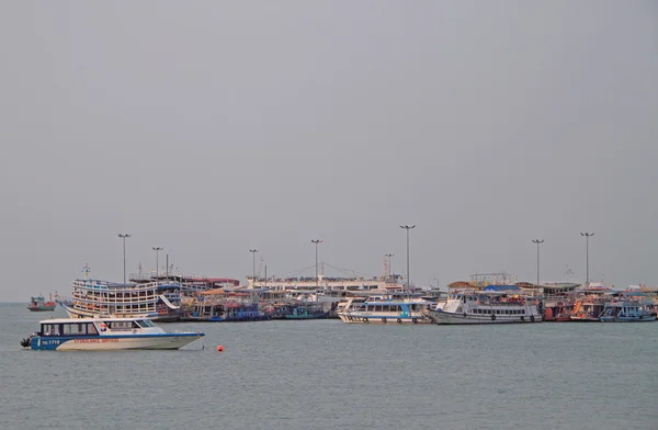 Ferrys och fiskebåtar segla i havet nästan Pattaya — Stockfoto