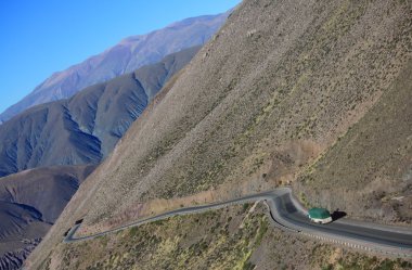 Arjantin kuzeyindeki dağ yolu